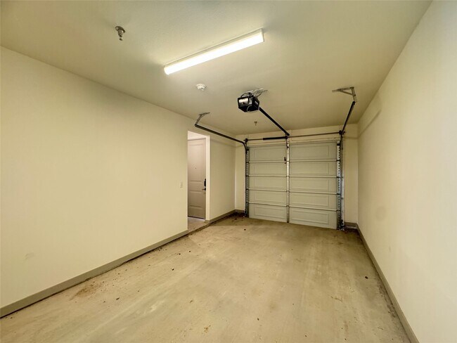 Building Photo - 91 Jensen Dr Unit TH1102