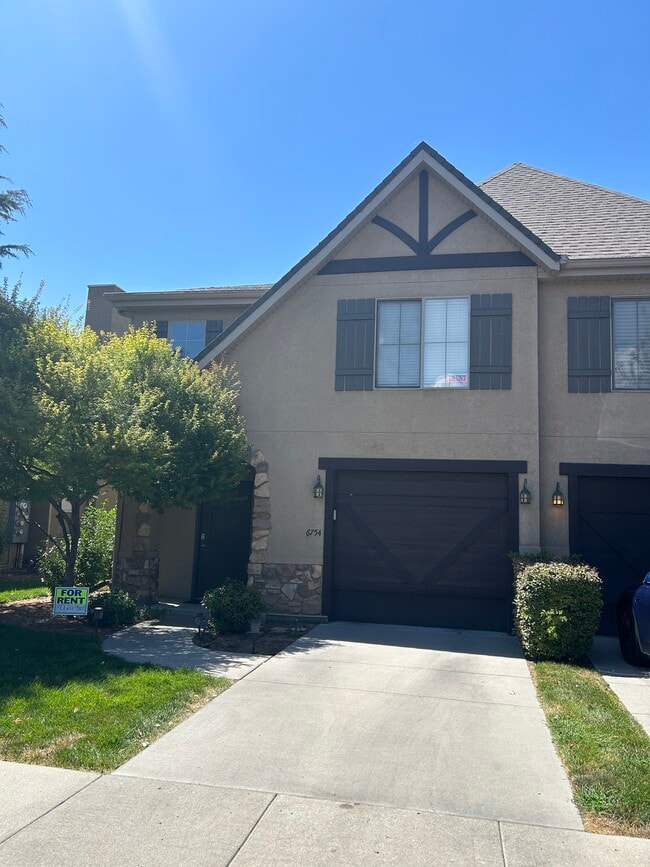 Building Photo - 6754 950 E