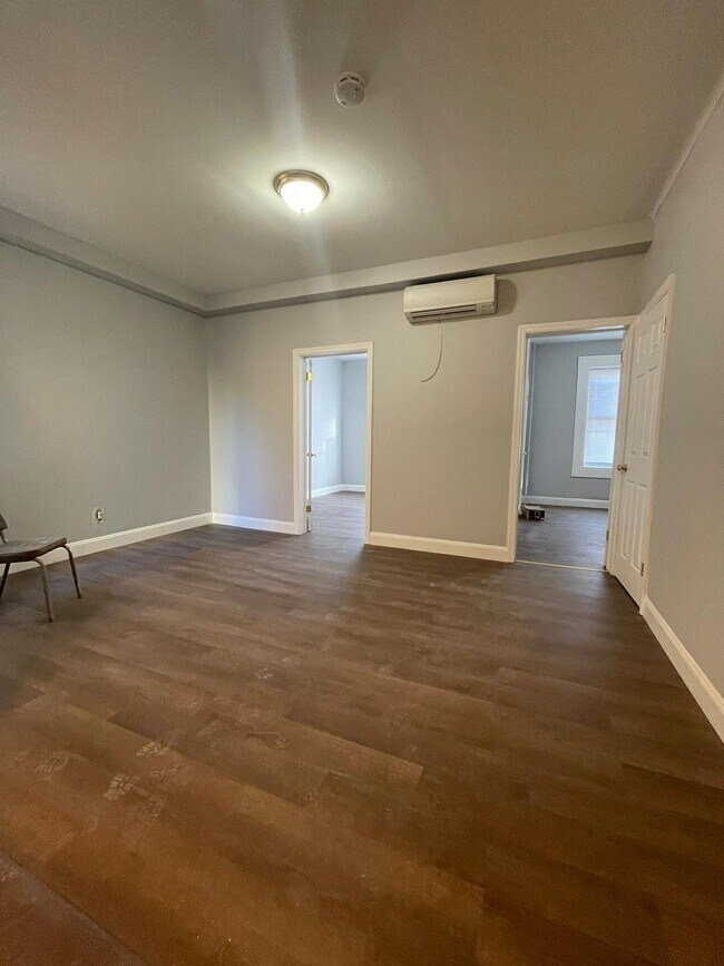 934 Pavonia Ave 5 - 937 Pavonia Ave Unidad 5