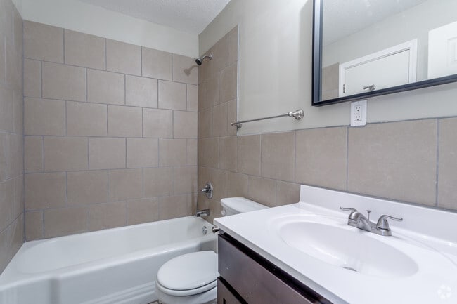 2BR, 2BA - 925 SF