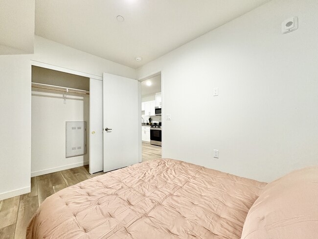 1BR, 1BA - 415SF - Bedroom