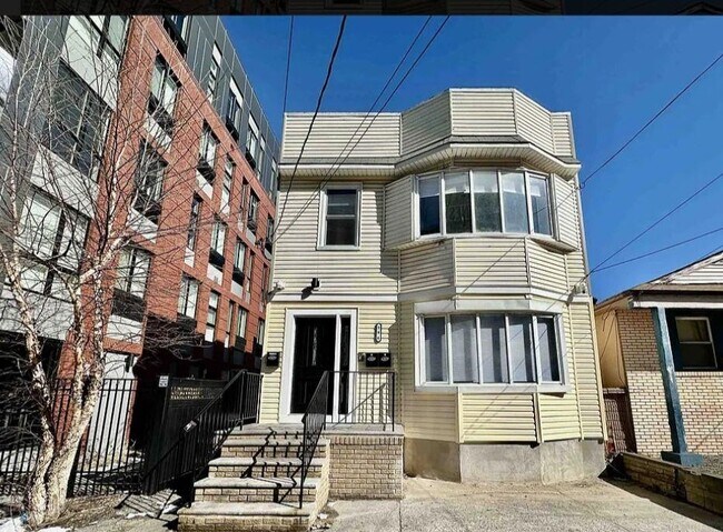 Building Photo - 146 Clarke Ave Unit 2nd floor