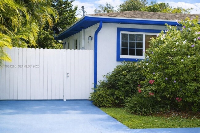 Building Photo - 6260 SW 24th St Unit B