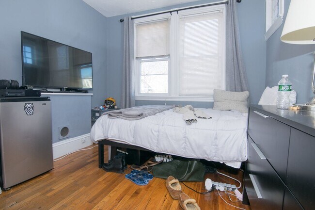 Photo - NO FEE - ALLSTON 4 BED/2 BATH - DISHWASHER, LAUNDRY ON SITE, PARKING FOR RENT