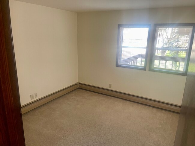 Photo - 825 N Rochester St Unidad Maple Court