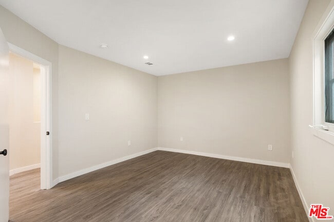 937 N Beverly Glen Blvd