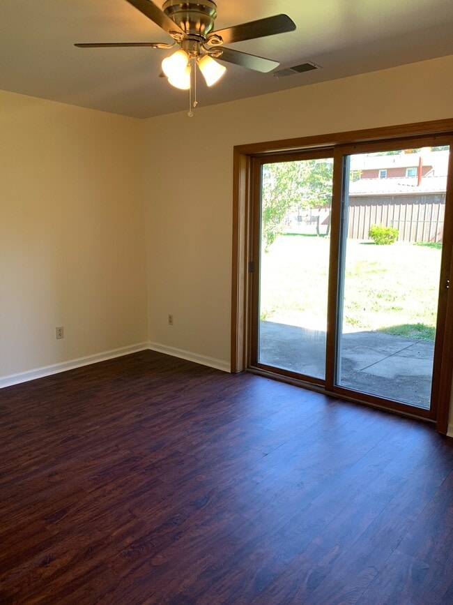 Photo - 869 Shannon Rd