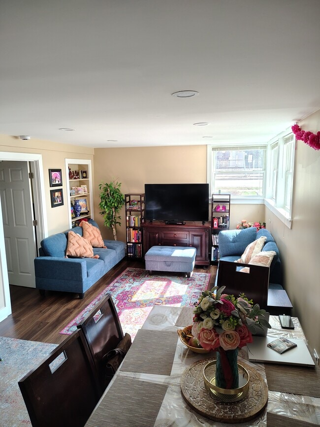 Building Photo - 6462 N Lehigh Ave Unit GU