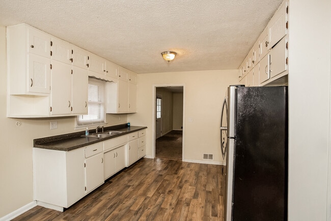 Photo - 709 Ernie Lu Ave