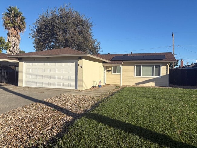 Building Photo - 3 Bedroom 2 Bath Home Available Now!