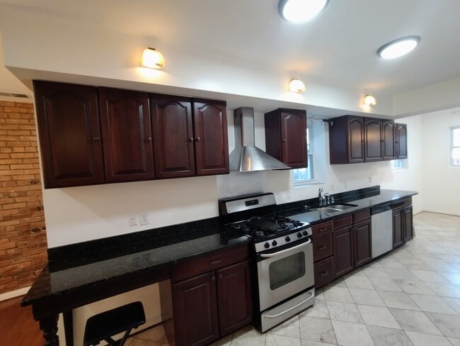 Photo - 1933 4th St NE