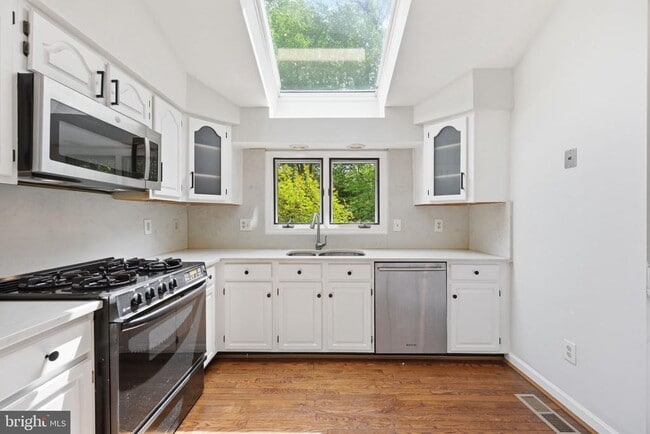 Building Photo - 2009 Gervais Dr