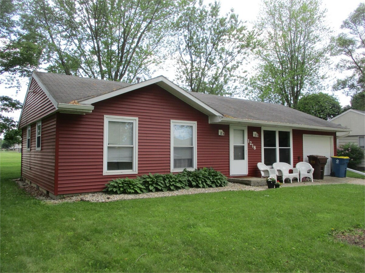 3-Bed Home on Hollyhock – Attached Garage + Great Location - 3-Bed Home on Hollyhock – Attached Garage + Great Location