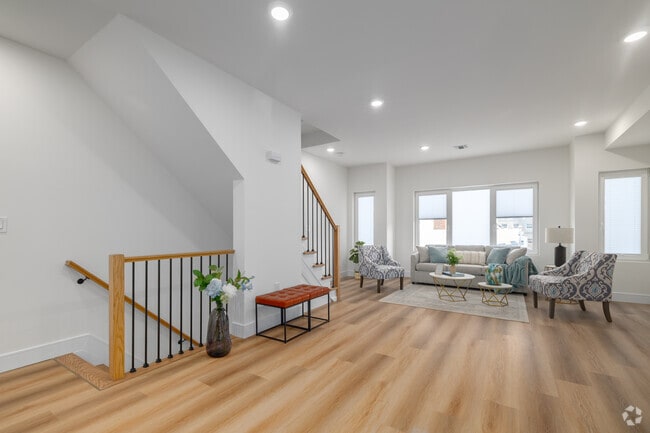 3 habitaciones, 1,5 baños - 1802 pies cuadrados - Área habitable - 103-105 Munsell Ave