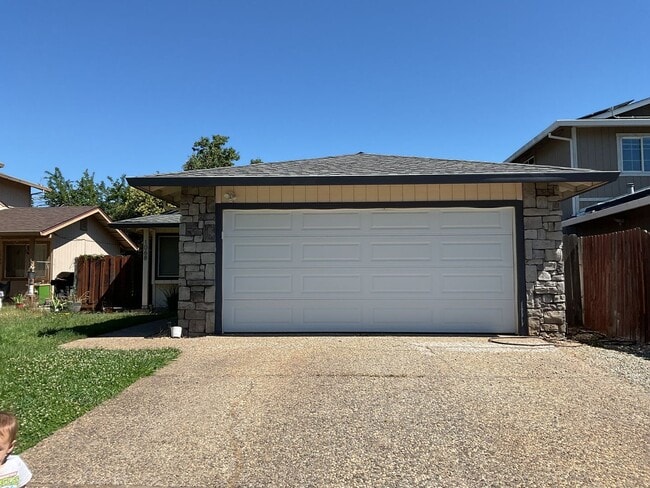 Building Photo - Chico 3 bed 2 bath home for rent, convenient location, neighborhood setting Garage, back yard