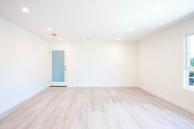 Photo - 3245 Drew St Unidad 2