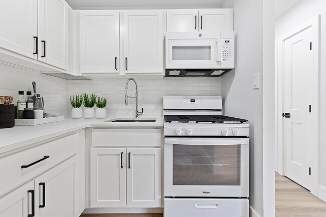 Photo - Colonial Village Apartments