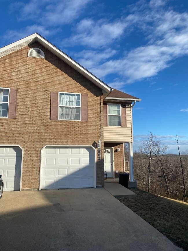 Spacious & Convenient Living in Shady Oaks! - Spacious & Convenient Living in Shady Oaks! House