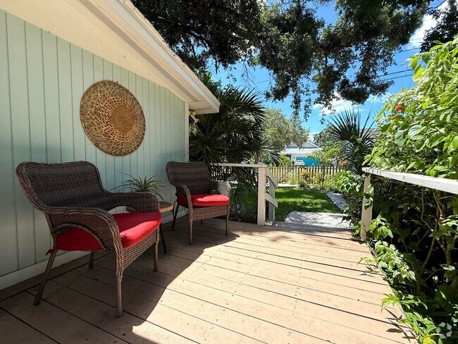 Building Photo - 2 Bedroom 2 Bath Annual Furnished Cottage ... Rental