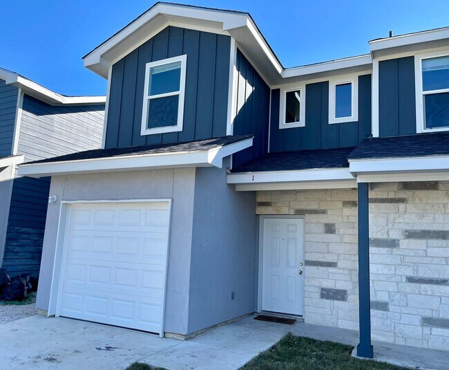 Building Photo - 6906 Crestway Dr Unit 2