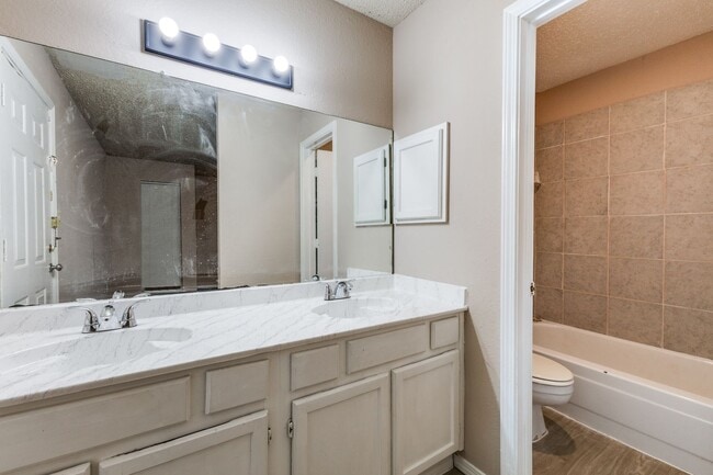 Photo - 9833 Walnut St