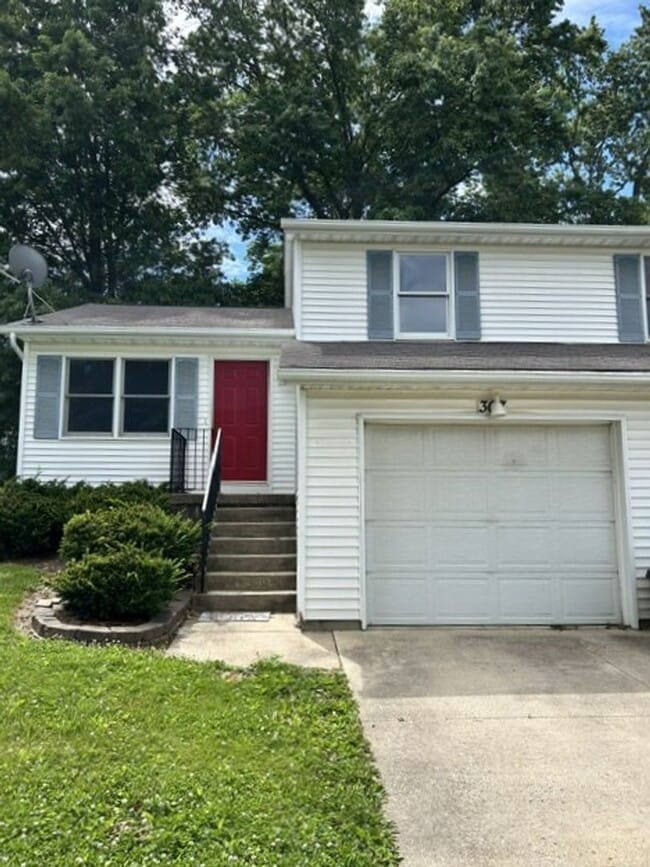 Building Photo - Three Bedroom Duplex
