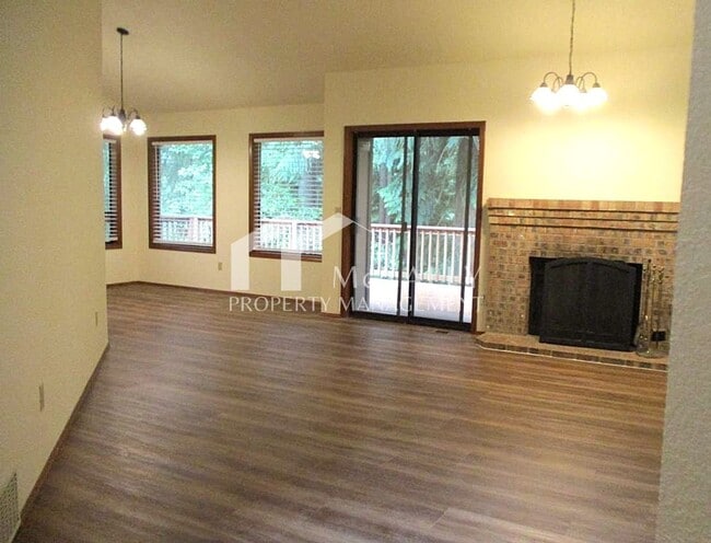 Photo - Spacious 4-Bedroom Home in Briarwood Hollow