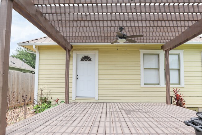Photo - 220 W 16th St