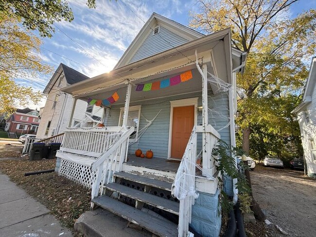 Building Photo - $2,800 | 4 Bedroom, 2 Bathroom House | NO ...