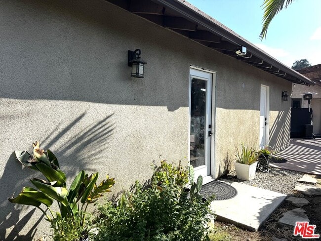 Building Photo - 1025 Don Robles Dr