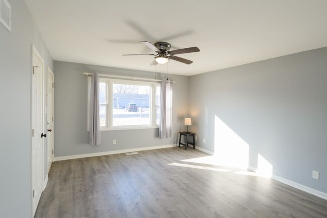 Photo - 5266-68 Plaza Ave