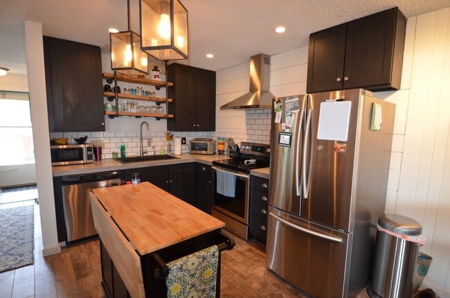 Building Photo - Updated Unit! Great Views! Year lease! Rental