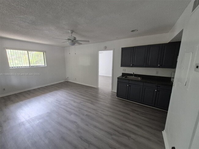 Building Photo - 2022 NW 43 Terrace Unit 5