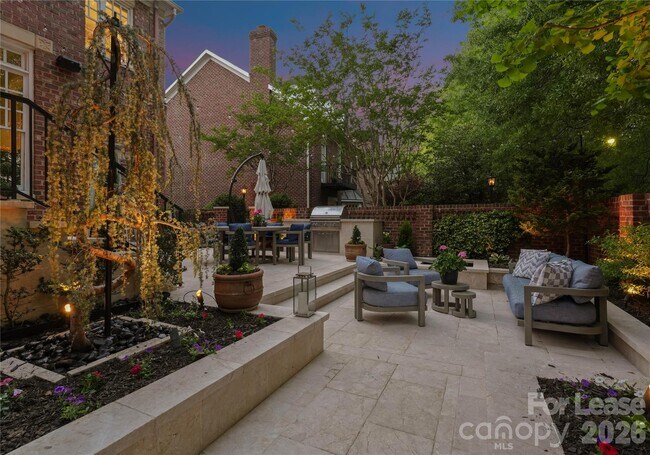 Photo - 1124 Dilworth Crescent Row