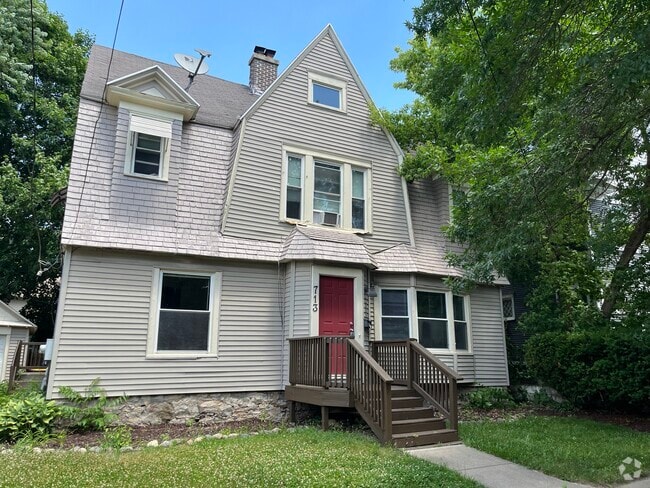 Building Photo - 713 Lake Dr SE Rental