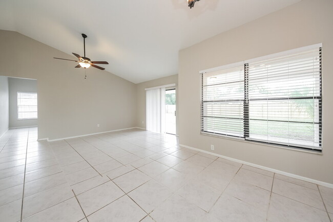 Photo - 1000 Dinero Dr