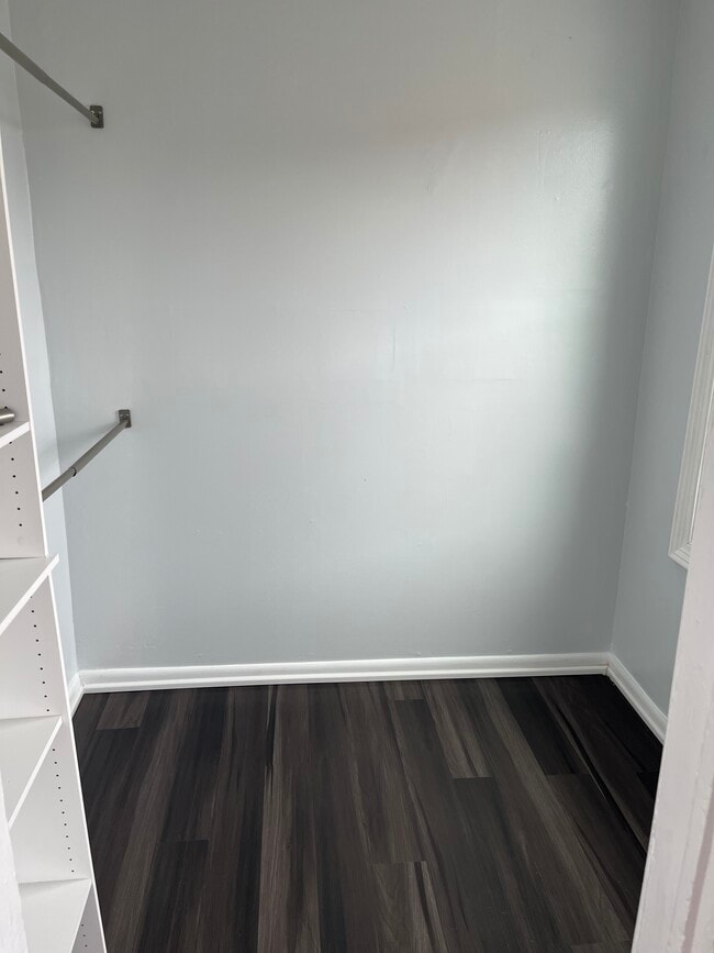 Bedroom 2/ office - 2415 W Arthington St Unit #2