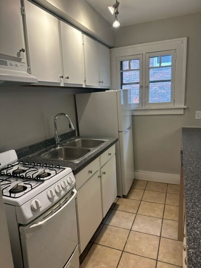 Photo - 37 Vick Park B Unit 37 Vick Park B #3