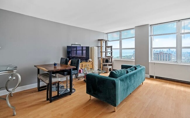 Building Photo - 655 W Irving Park Rd Unit 5305