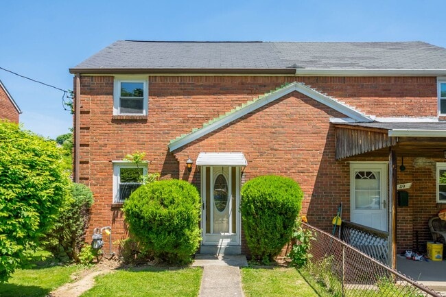 Building Photo - AVAILABLE OCT 1ST! DON'T MISS THIS RENOVAT... Rental