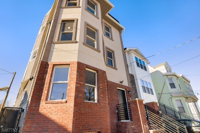 Building Photo - 579 S 12th St Unit 3