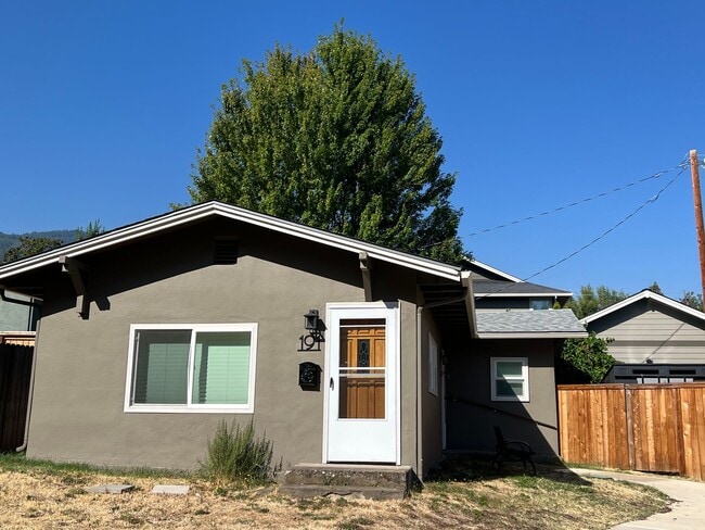 Building Photo - Centrally located one bedroom, one bath ho... Rental