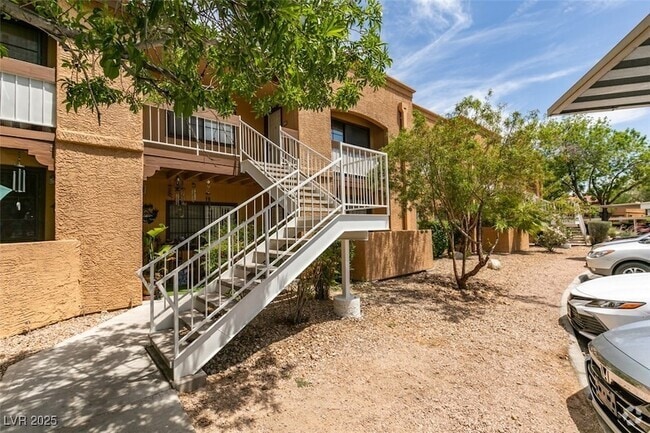 Building Photo - 5166 S Jones Blvd Unit 202 Rental