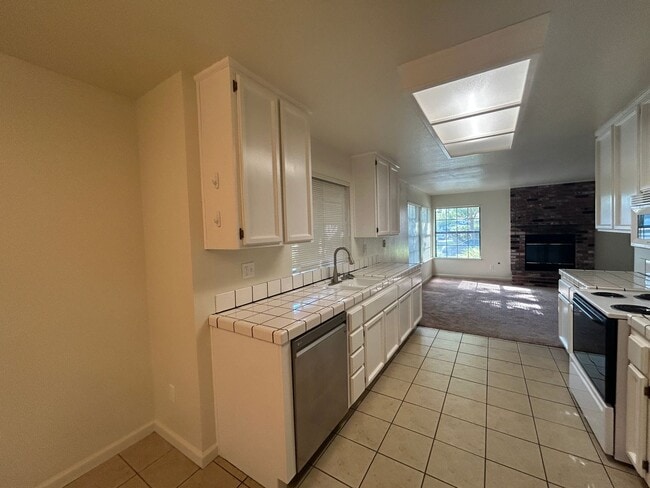 Photo - Spacious Halfplex