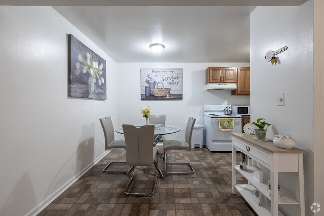 2BR, 1BA - 785SF - Dining Room