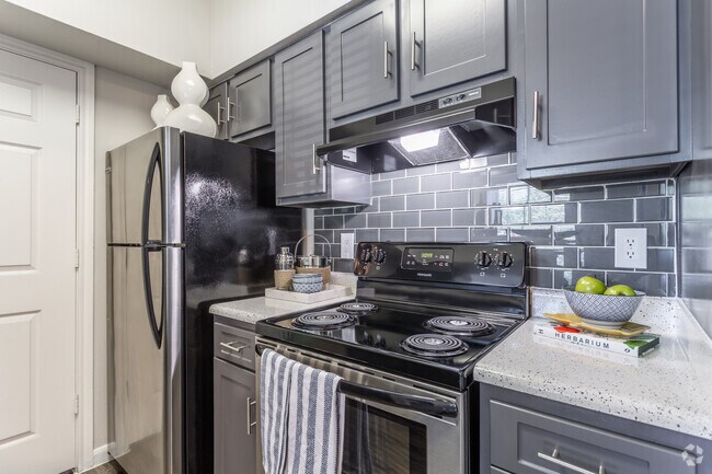 1BR, 1BA - 669SF