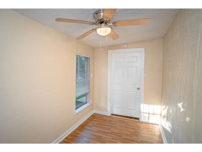 Building Photo - Happy and Convenient Home Near Downtown