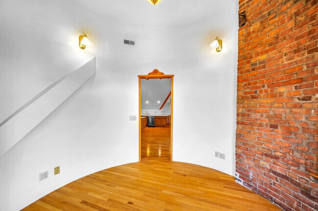 Photo - 443 W High St