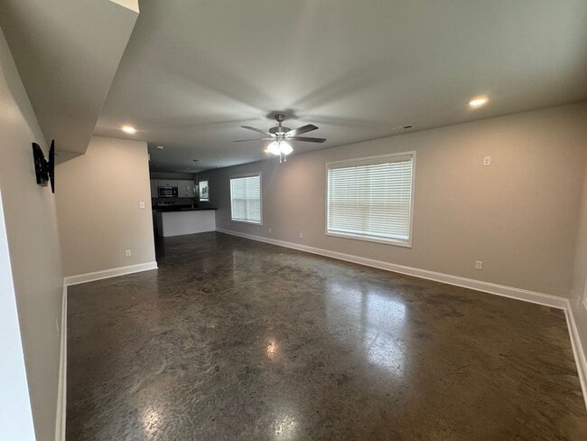 Photo - 5 Bedroom 2 Bathroom Home for Rent close t...