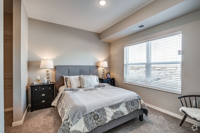 2BR, 1BA 896SF Beechnut